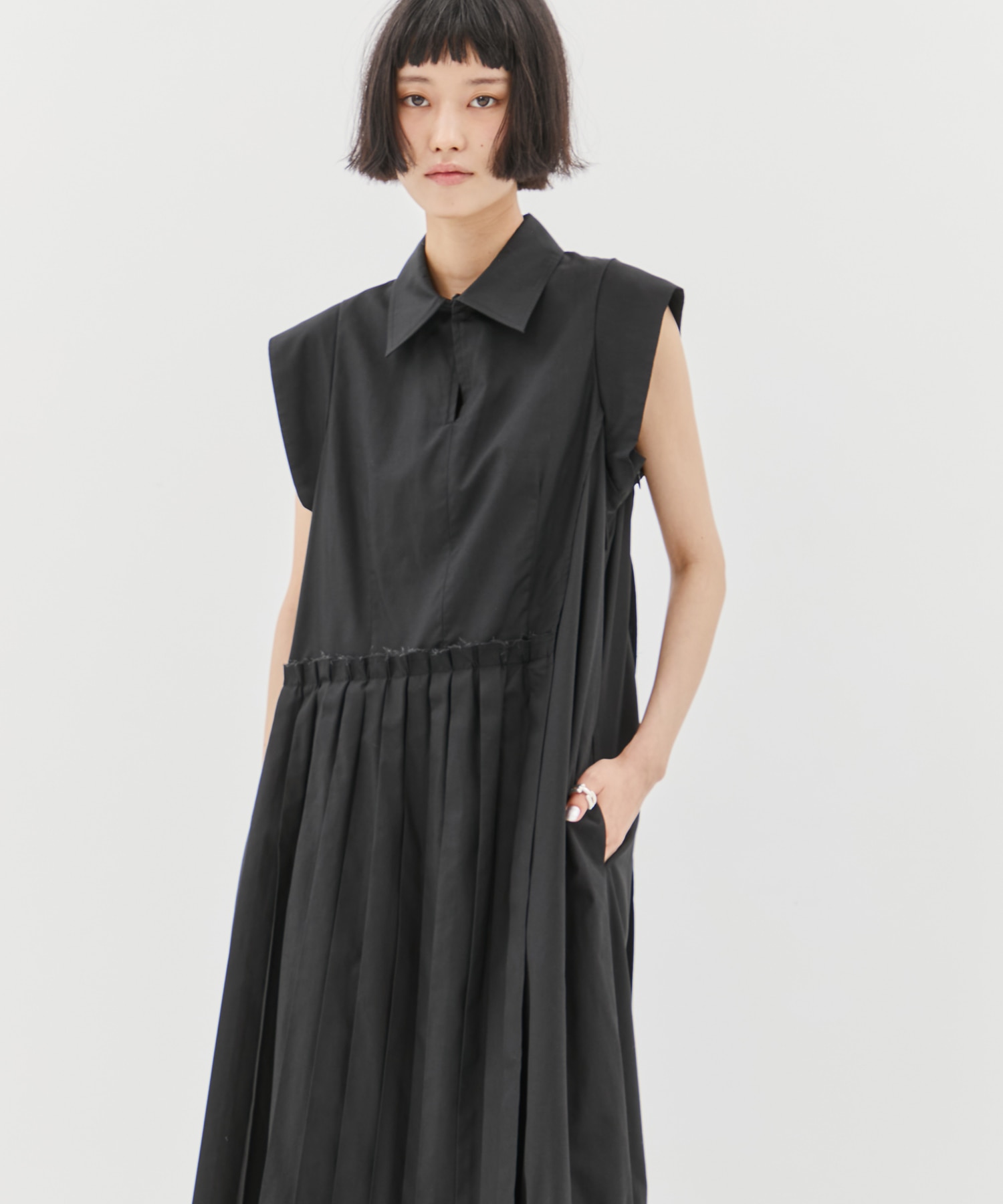 Asymmetry pleats one-piece STUDIOUS