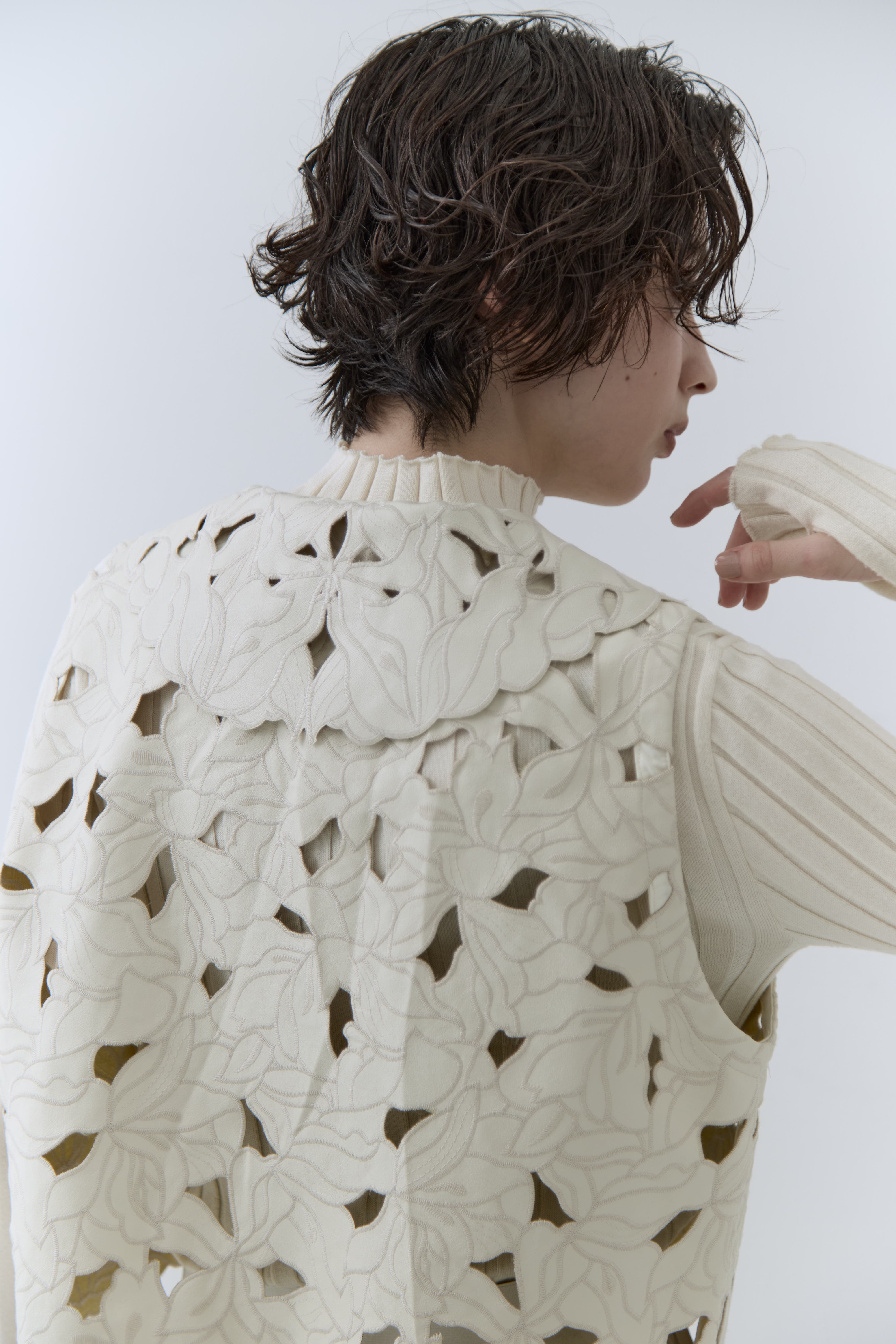 UND LACE CUTWORK VEST　TOP AMERI