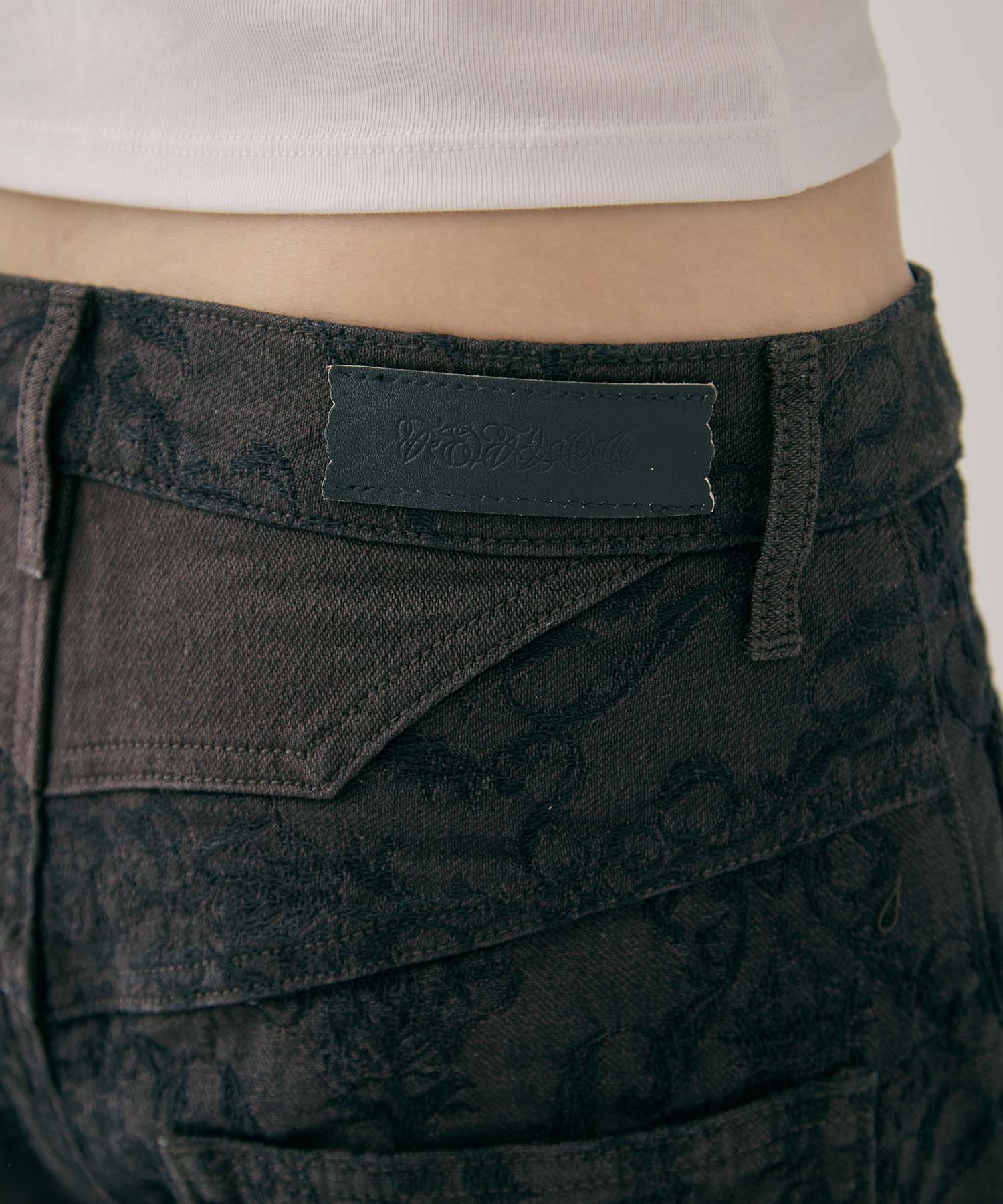 別注 DAMASK-PRINT DENIM CURVE-FIT HIGH-RISE JEANS FETICO