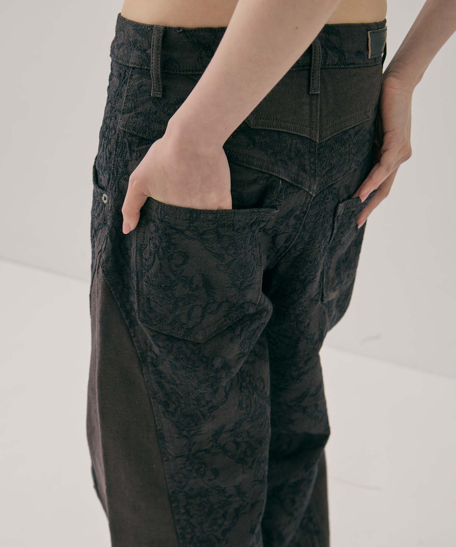 別注 DAMASK-PRINT DENIM CURVE-FIT HIGH-RISE JEANS FETICO
