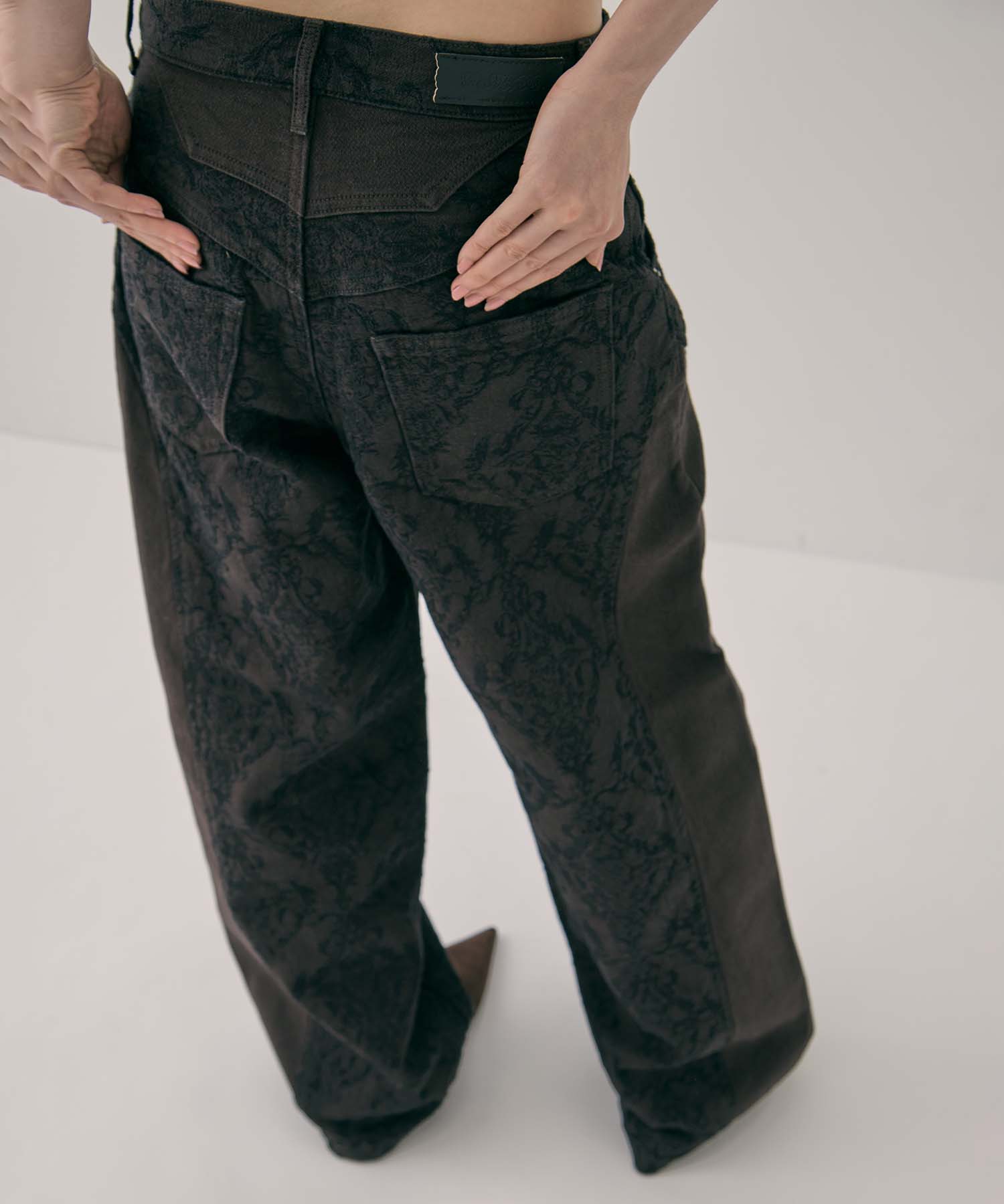 別注 DAMASK-PRINT DENIM CURVE-FIT HIGH-RISE JEANS FETICO