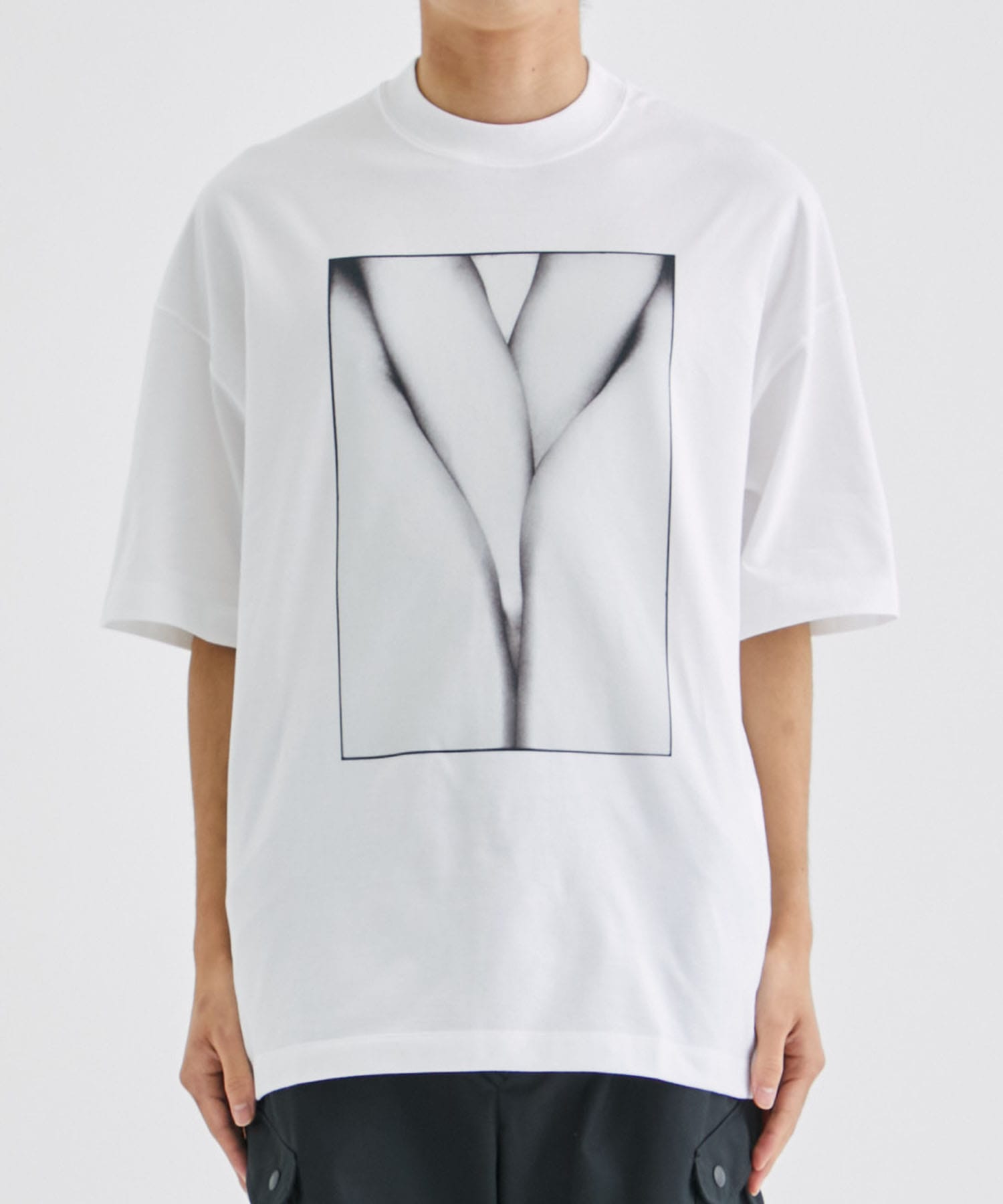 PHOTO DESIGN TEE Embrace B ALMOSTBLACK