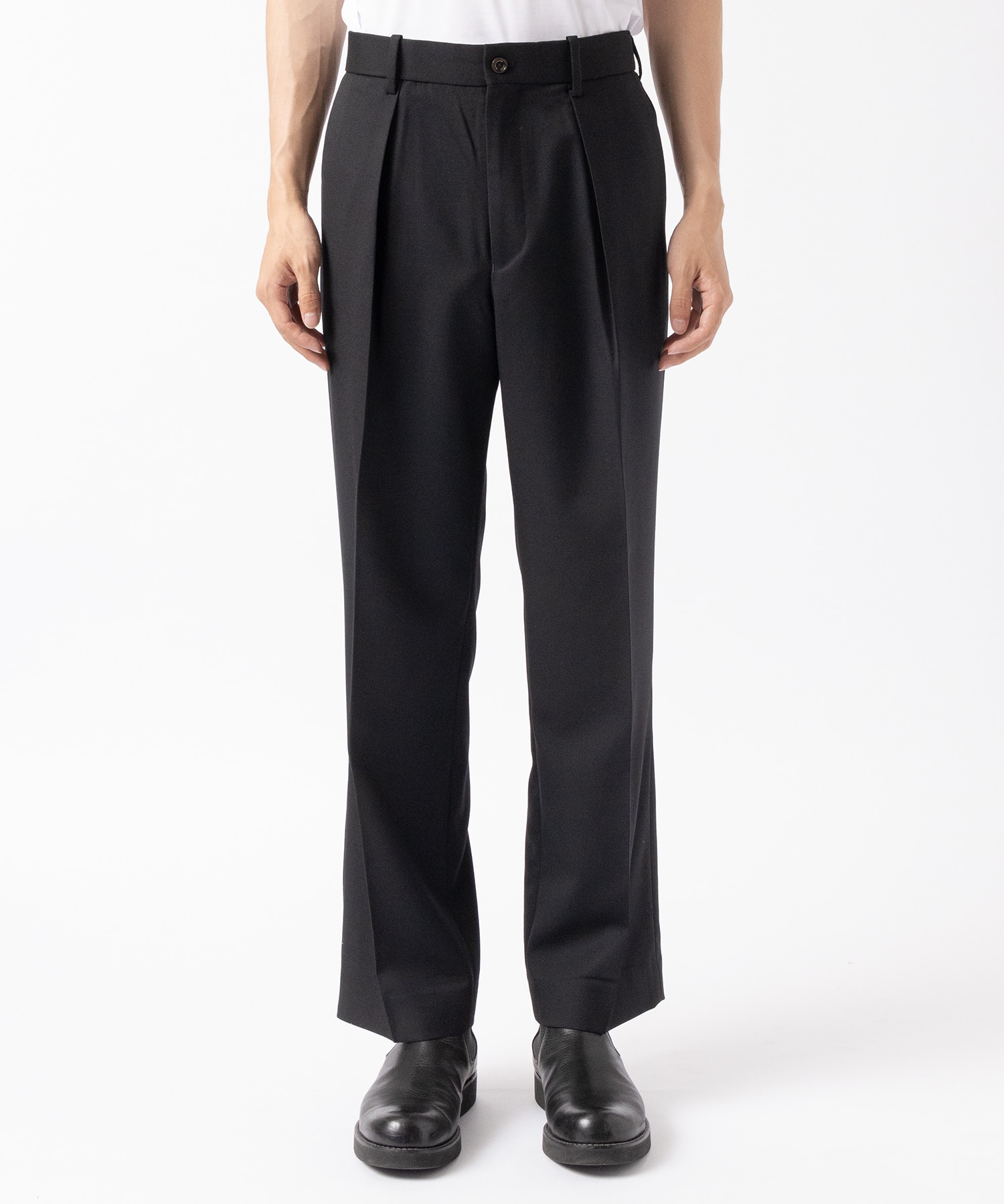 ONE TUCK TAPERED TROUSERS MARKAWARE/marka