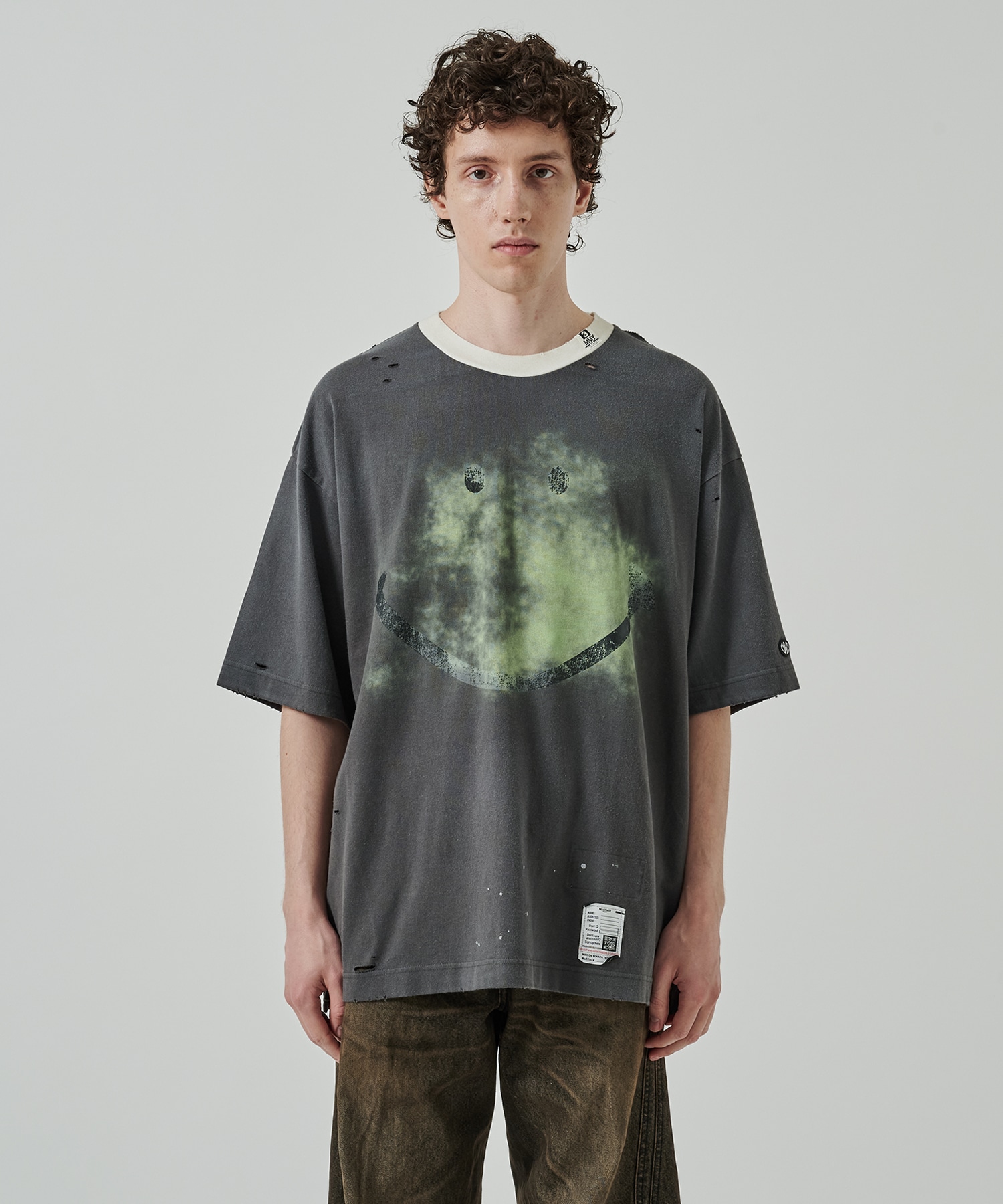 SMILY FACE PRINTEDDISTRESSED TEE Maison MIHARA YASUHIRO