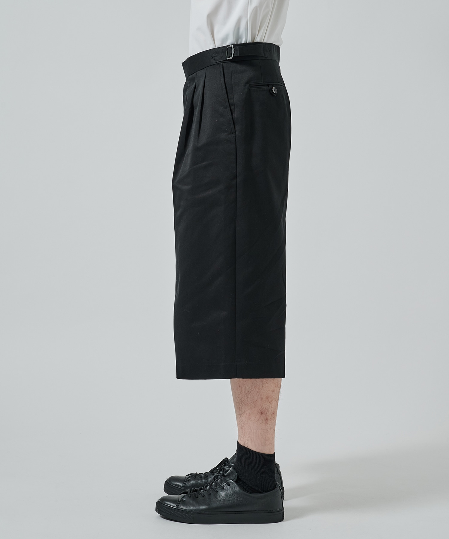 TWO TUCK CROPPED TROUSERS MARKAWARE/marka