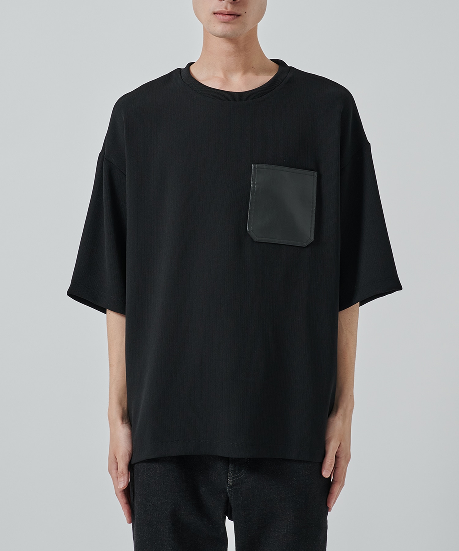 DRY DOBBY LEATHER POCKET TEE STUDIOUS