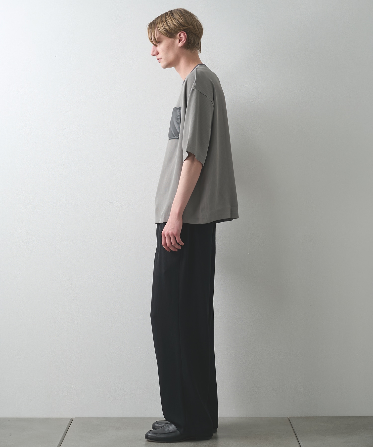 DRY DOBBY LEATHER POCKET TEE STUDIOUS