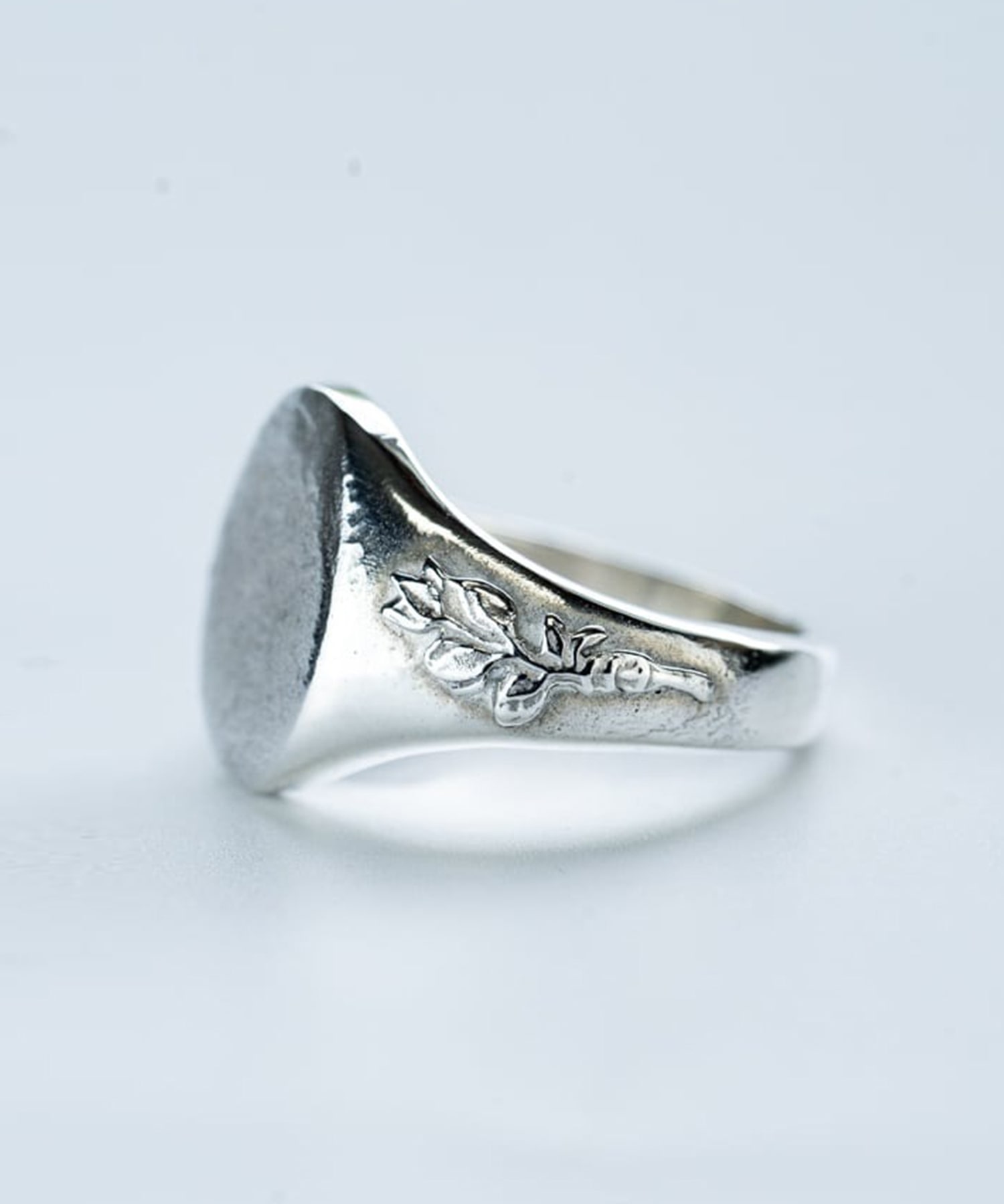 R-087 Oval signet ring olive WAKAN SILVER SMITH