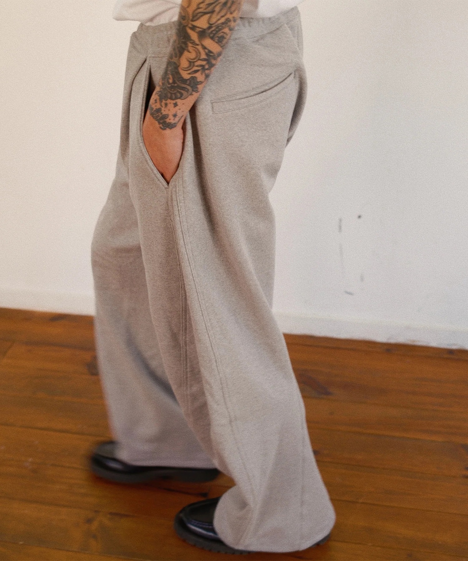 3D cutting sweat pants KHOKI