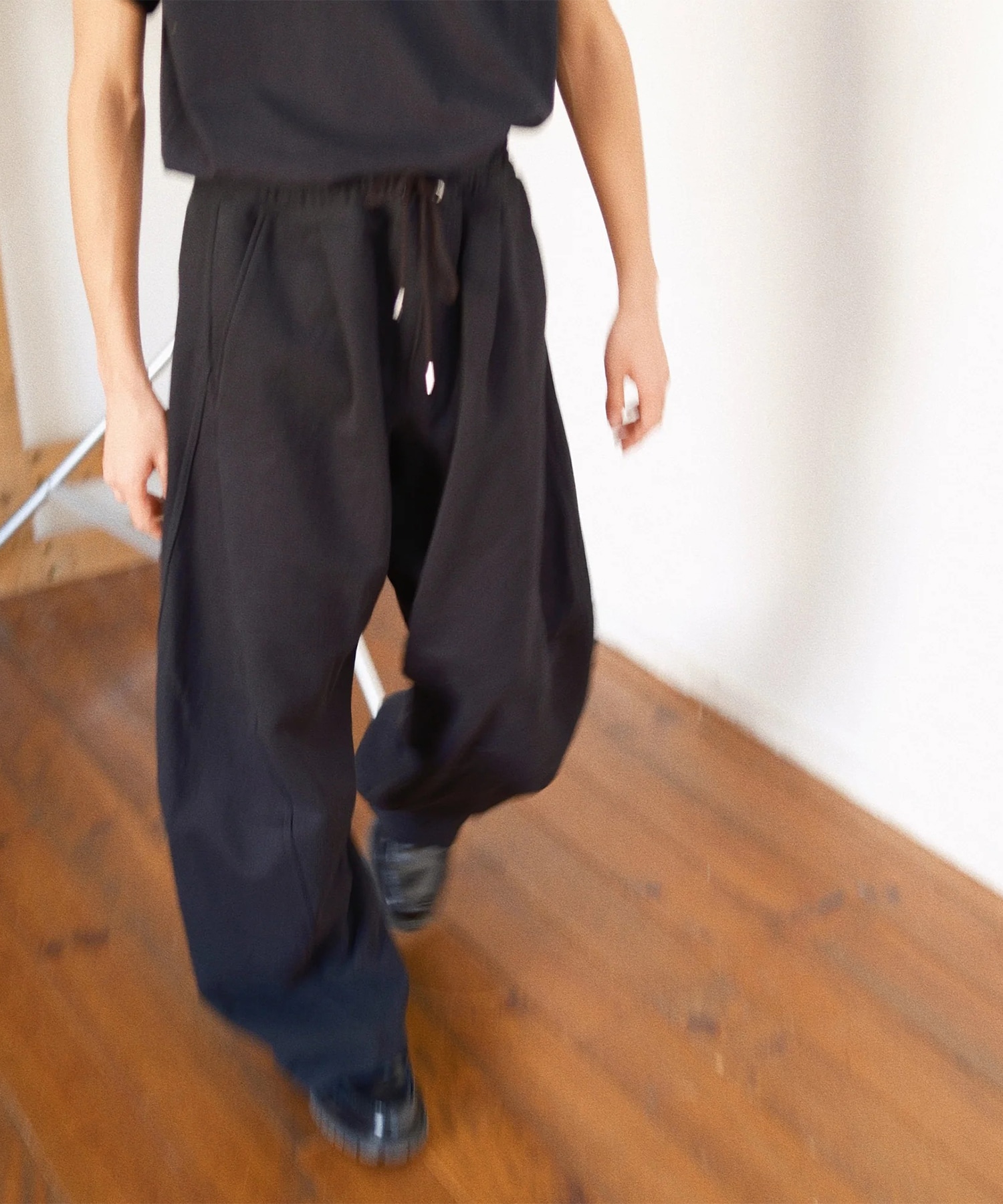 3D cutting sweat pants KHOKI