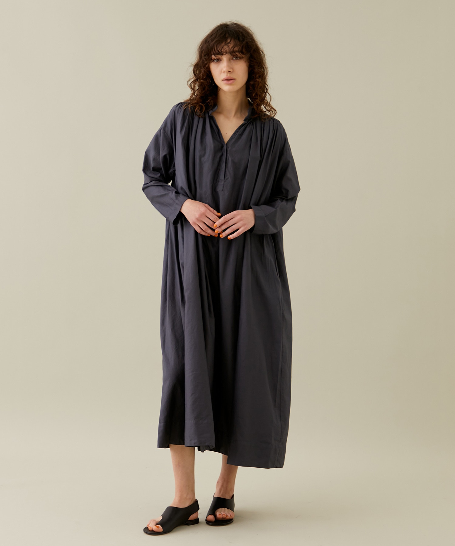 MICRO COTTON SATIN GHATHERD DRESS(1 DARK GREY): ATON: WOMENS