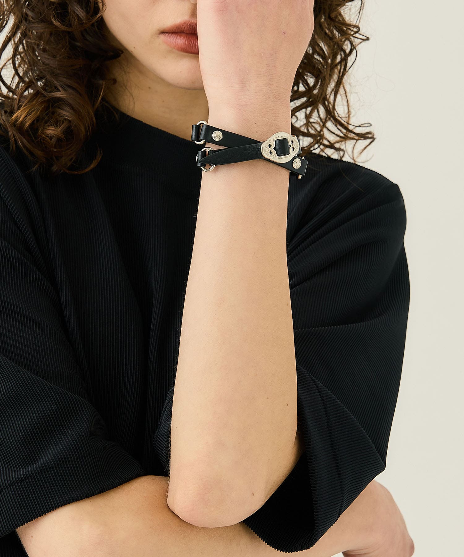 Double leather bangle(FREE BLACK): TOGA PULLA: WOMENS｜ STUDIOUS
