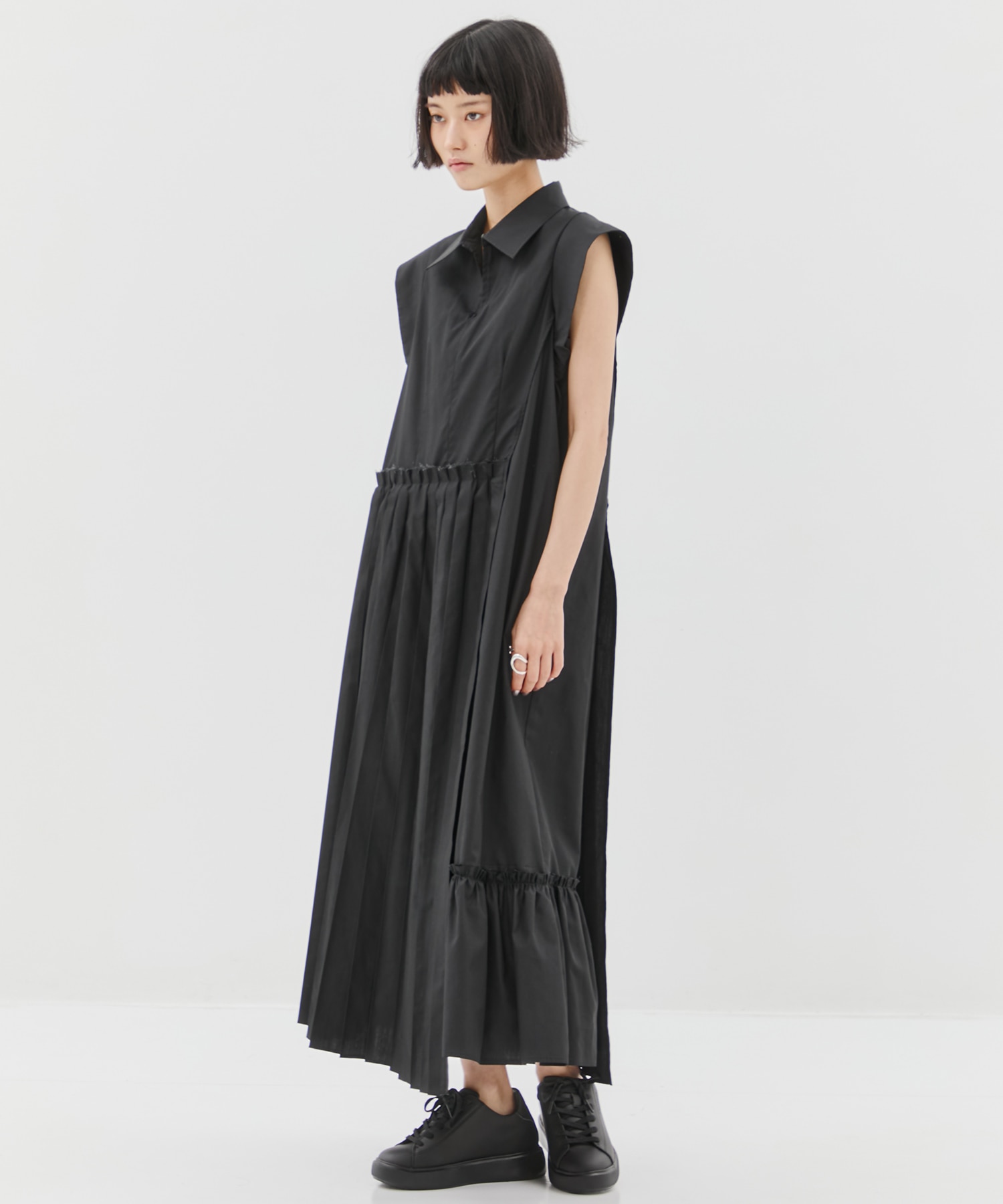 Asymmetry pleats one-piece STUDIOUS