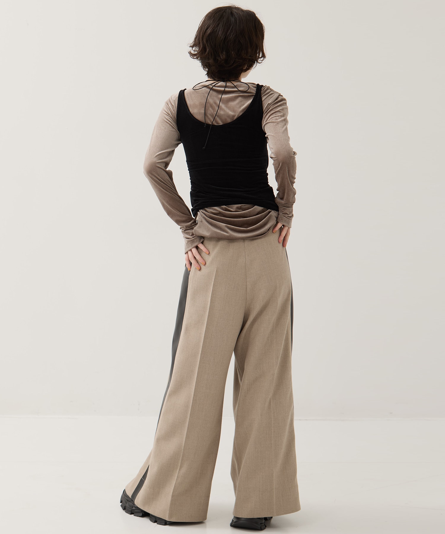 VELOUR CUPIN HALTER　NECK CAMISOLE STUDIOUS