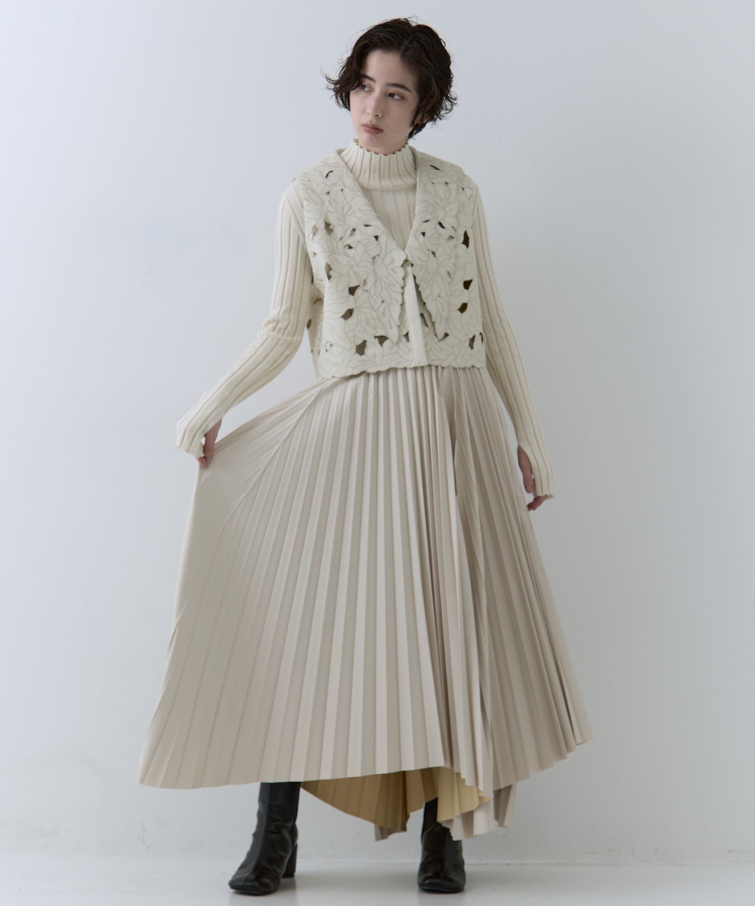 UND LACE CUTWORK VEST　TOP AMERI