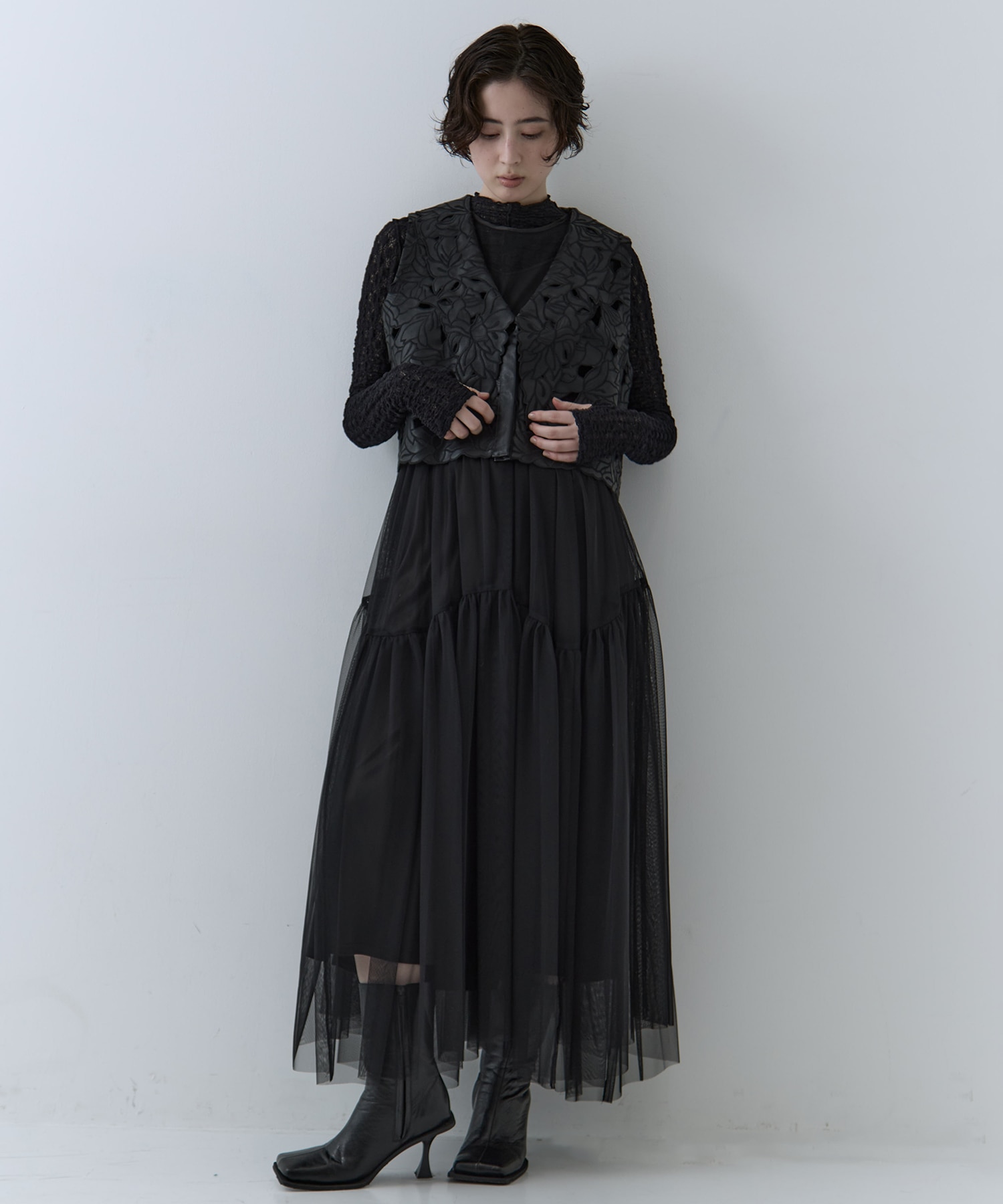 UND LACE CUTWORK VEST　TOP AMERI