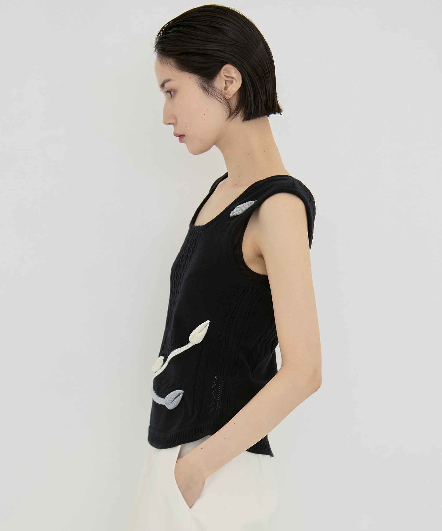 3D Floral Motif Sleeveless Knit Top Mame Kurogouchi