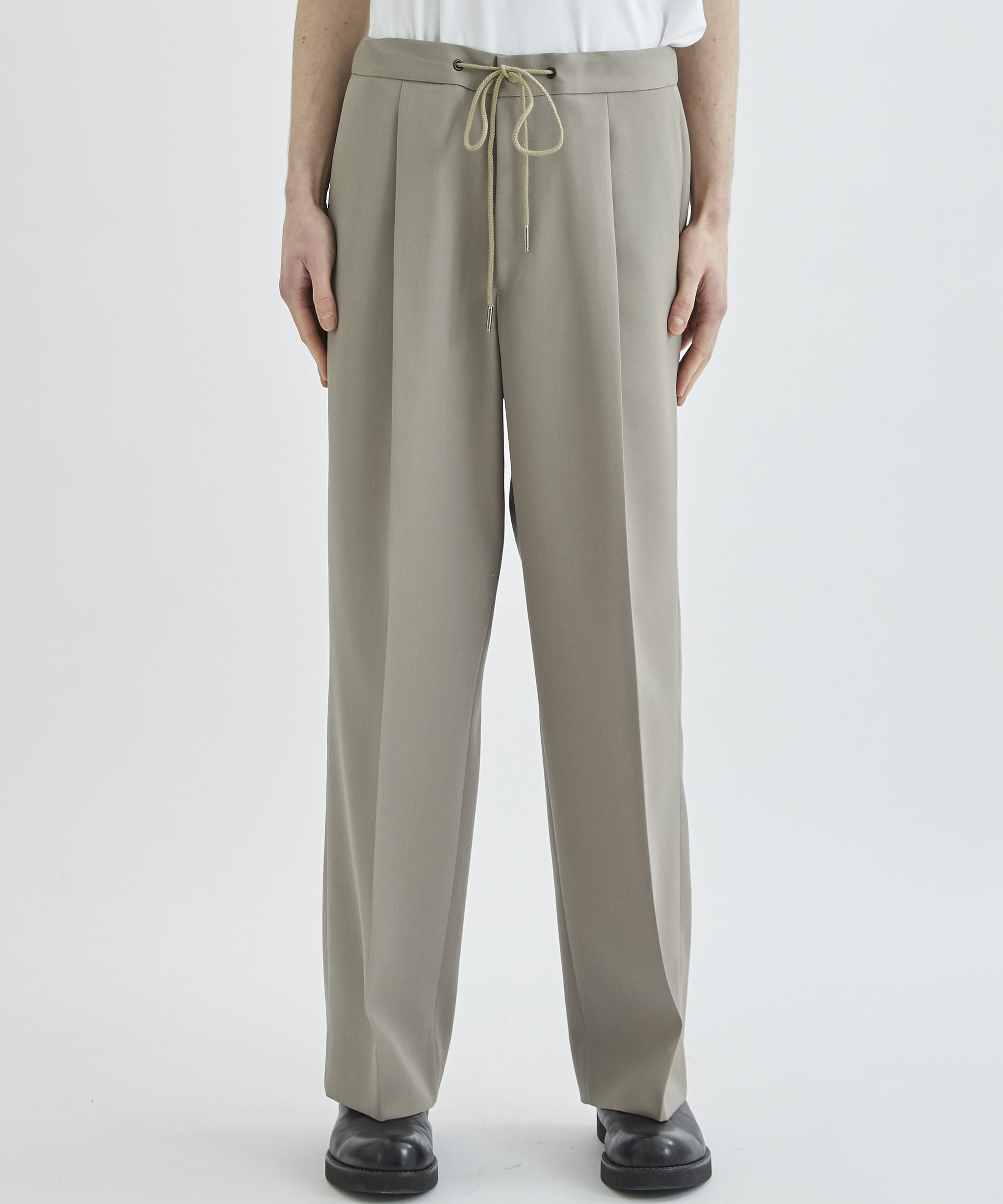 THE EASY SLACKS WIDE(46 GREY BEIGE): THE RERACS: MENS｜ STUDIOUS