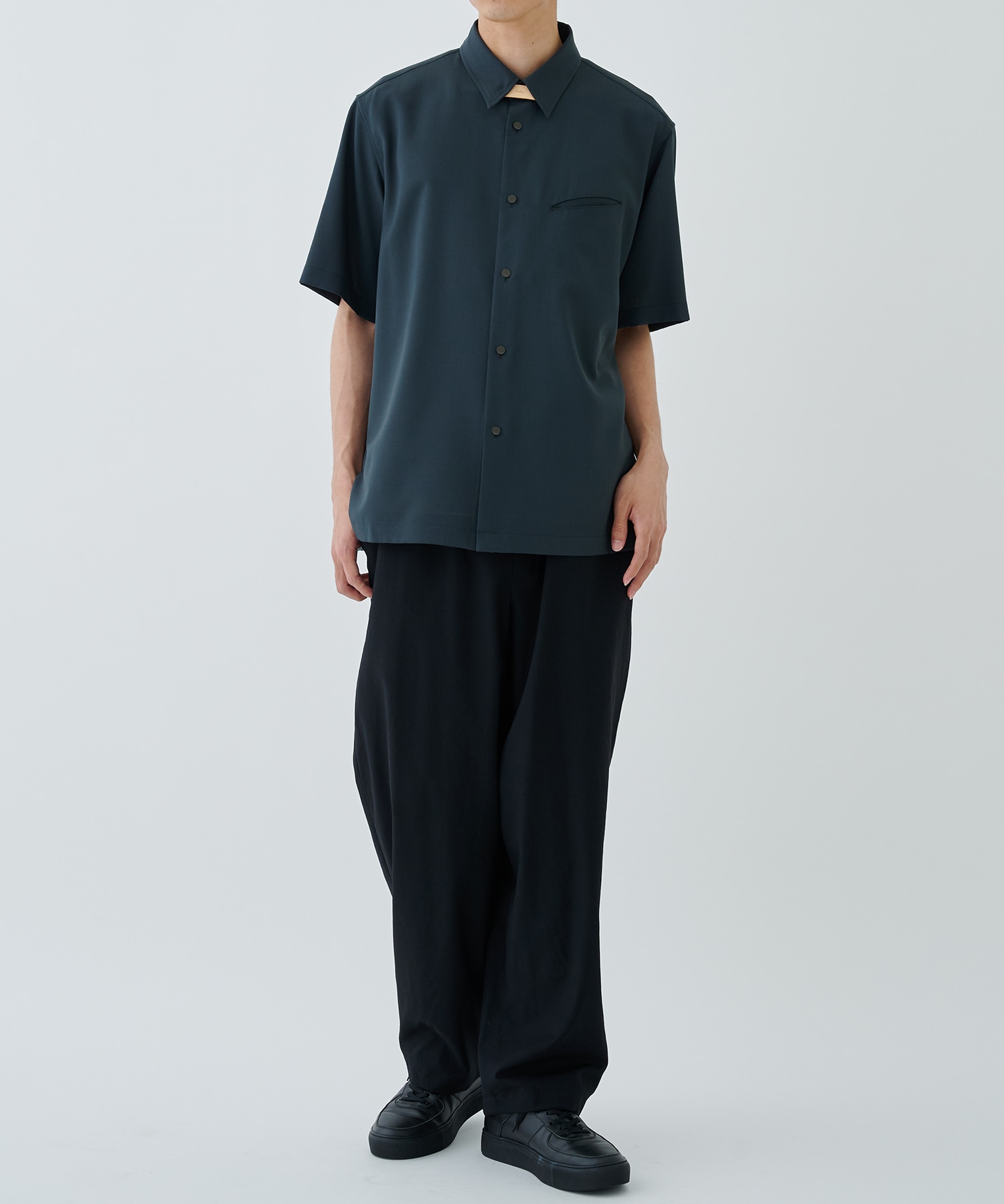 〈別注〉SHORT-SLEEVED SHIRT WITH LEATHER TAB IRENISA