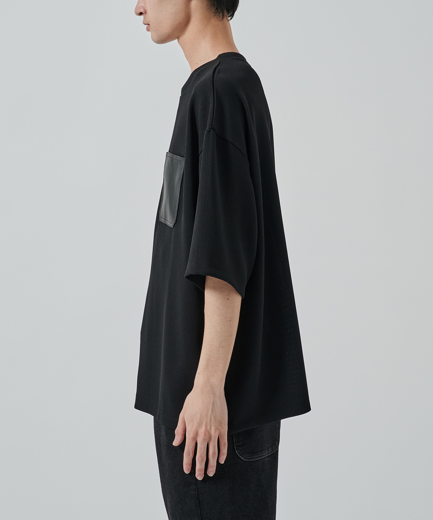 DRY DOBBY LEATHER POCKET TEE STUDIOUS