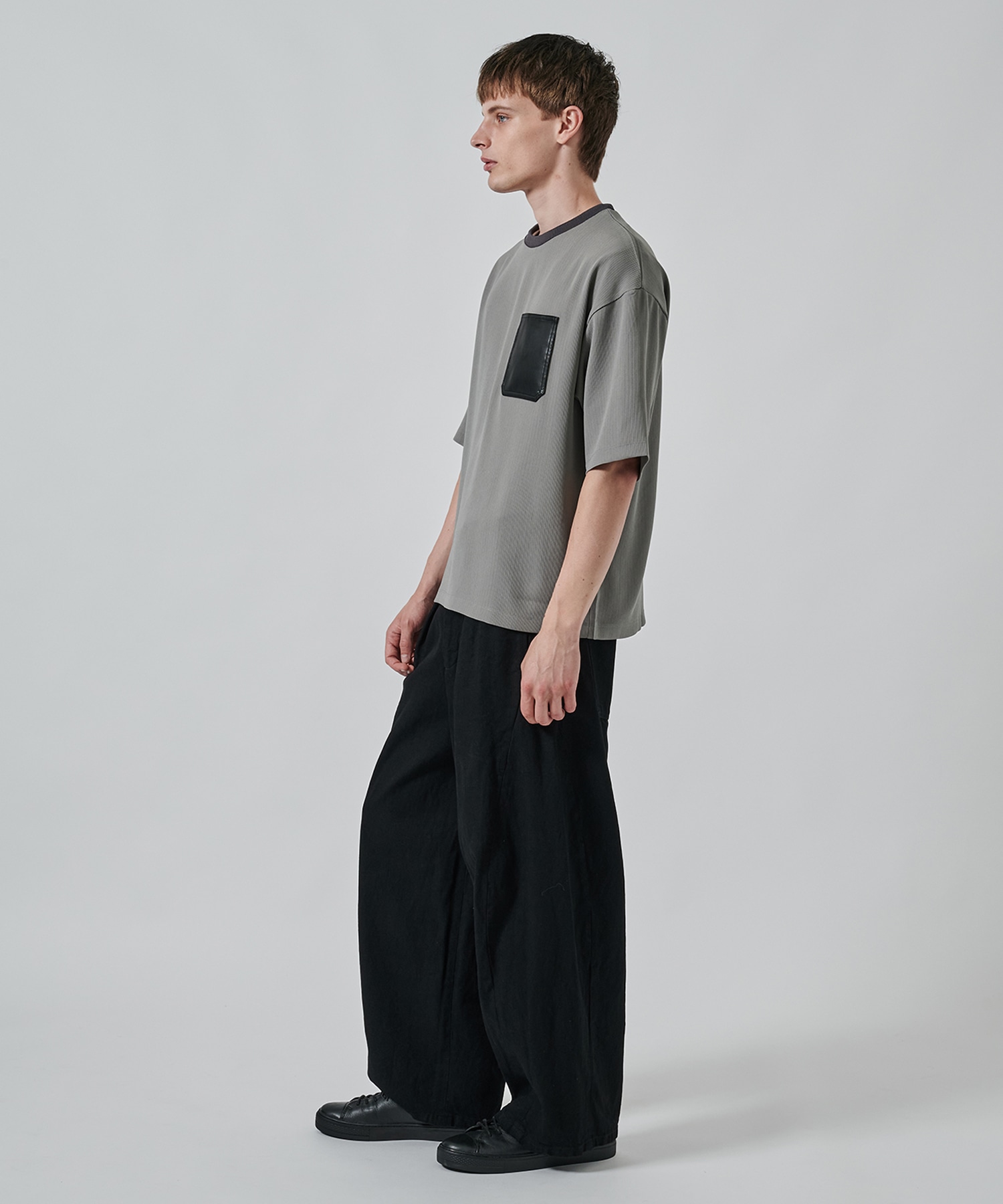 DRY DOBBY LEATHER POCKET TEE STUDIOUS