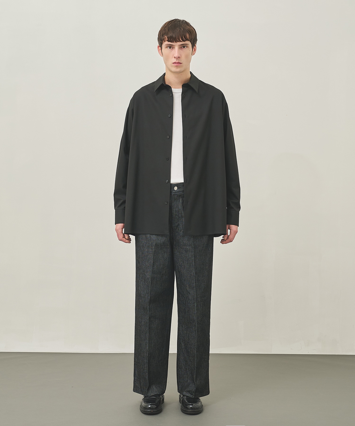 センタープレスが"消えない"デニム STUDIOUS