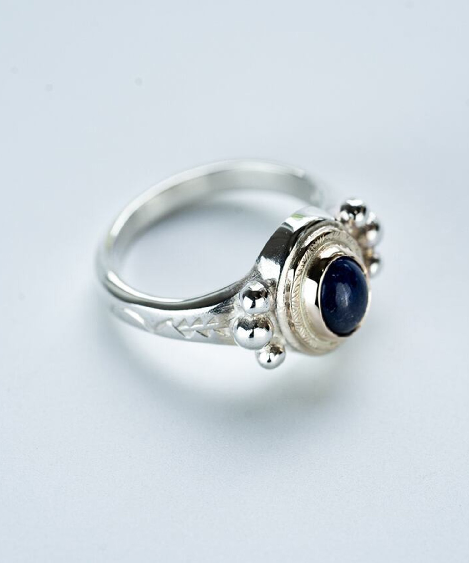 R-096 K10 Circle Native Oval Signet Ring (Sapphire) WAKAN SILVER SMITH