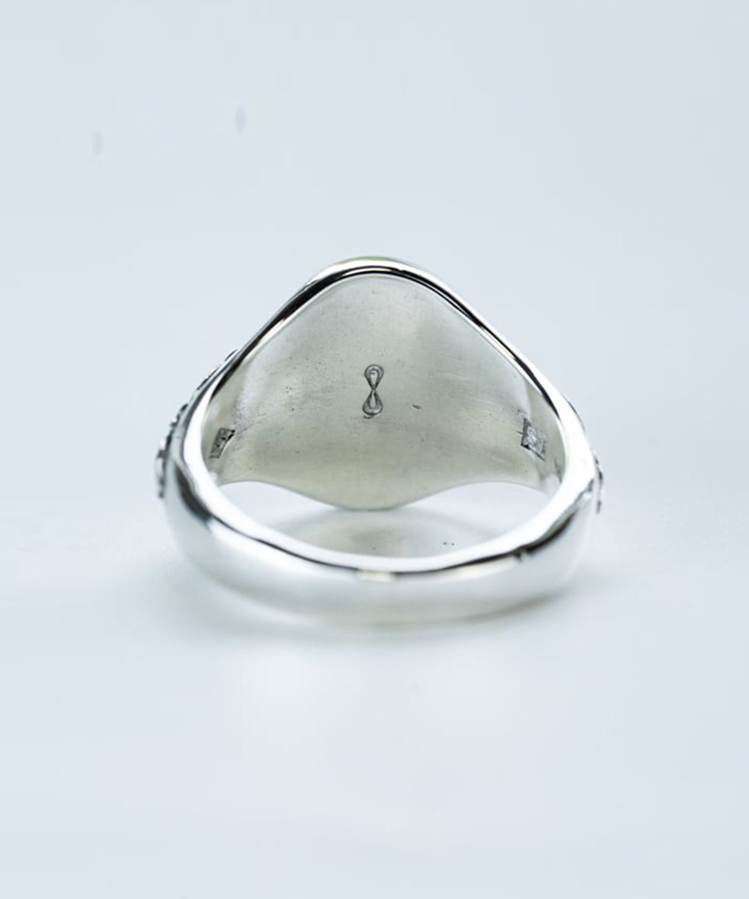 R-087 Oval signet ring olive WAKAN SILVER SMITH