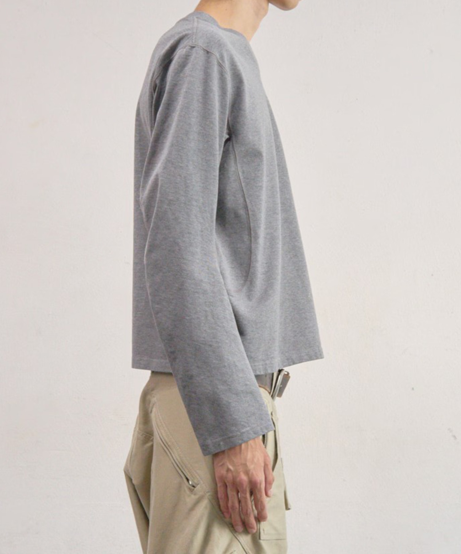 PANELLED V-NECK LONG SLEEVE T-SHIRT NVRFRGT