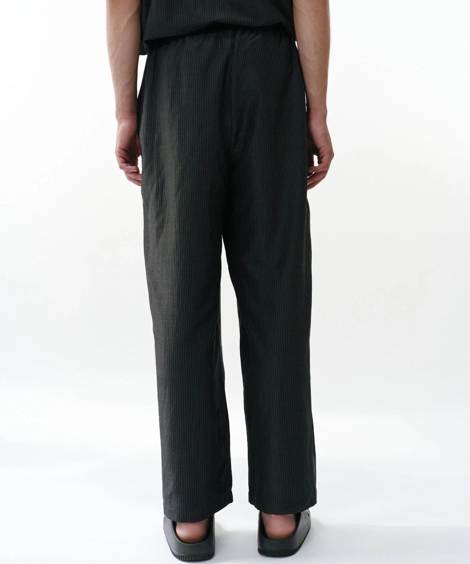 ウールシルクフェザークロス / ワイドシリンダーフィットイージーパンツ 