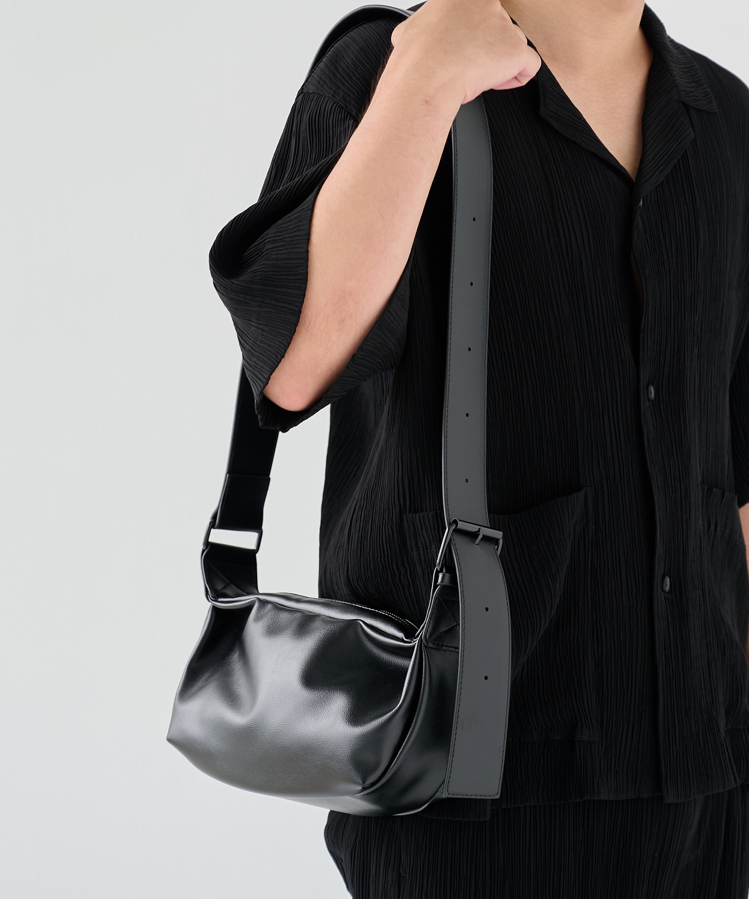 HALF MOON SHOULDER BAG STUDIOUS