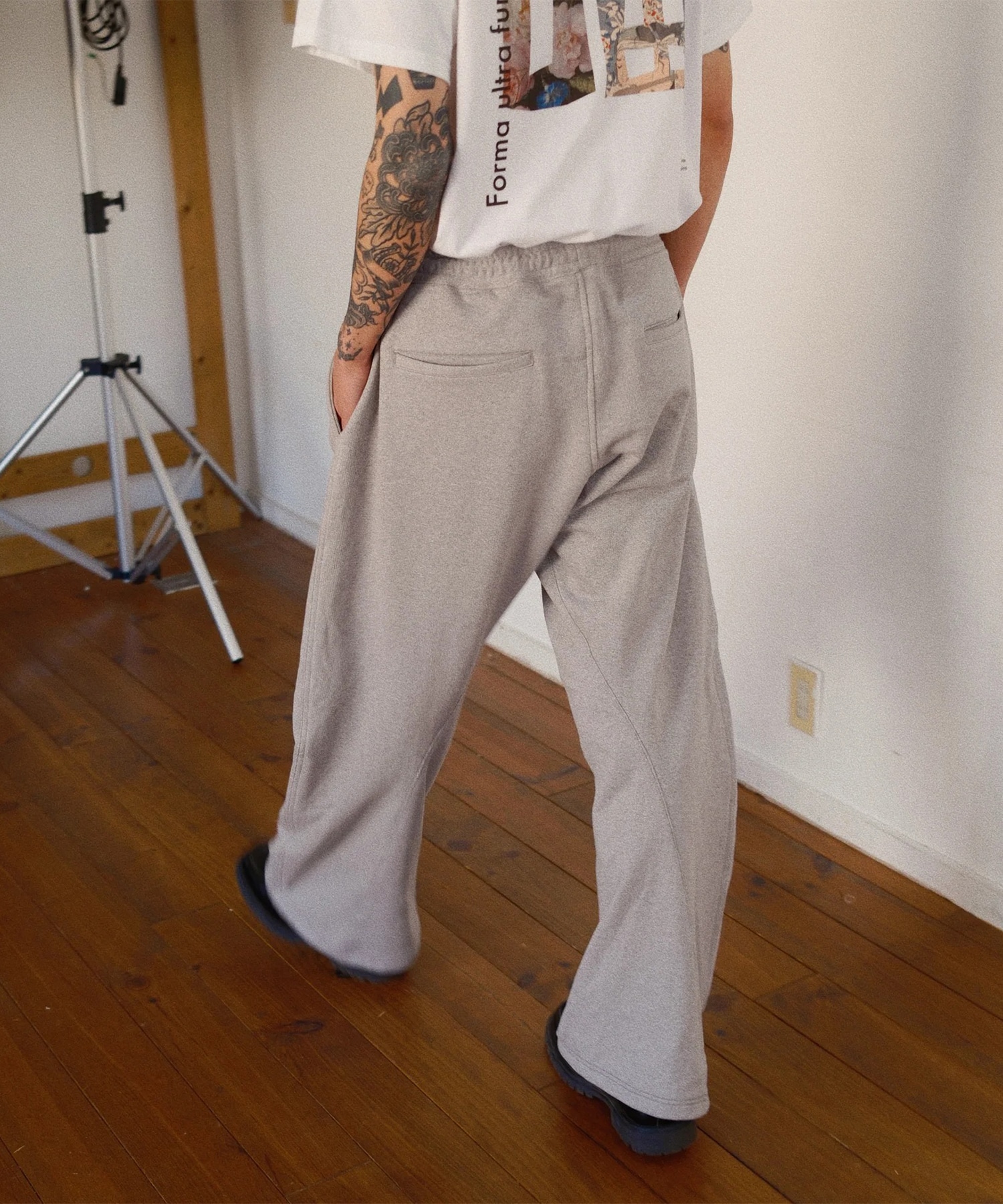 3D cutting sweat pants KHOKI