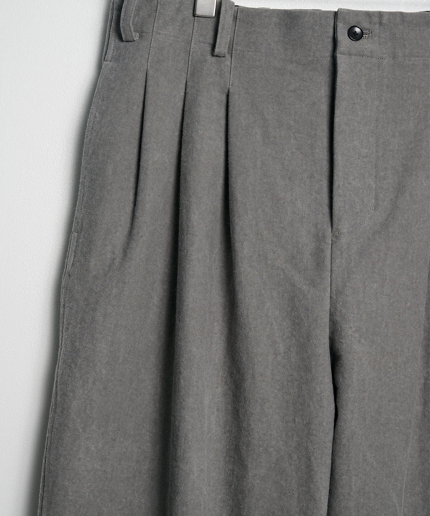 3 Tucks Tapered Pants AXIS