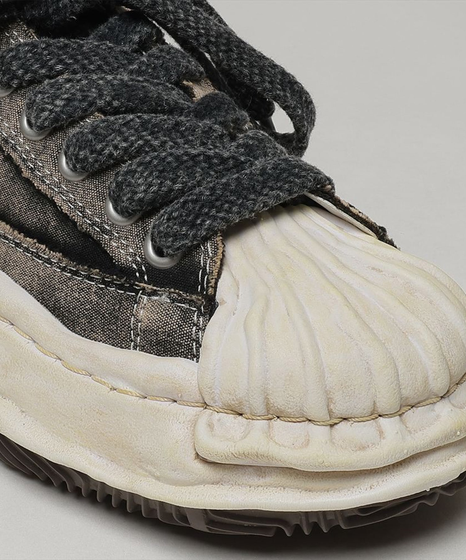 BLAKEY BLEACHED CANVAS LOW-TOP SNEAKERS Maison MIHARA YASUHIRO