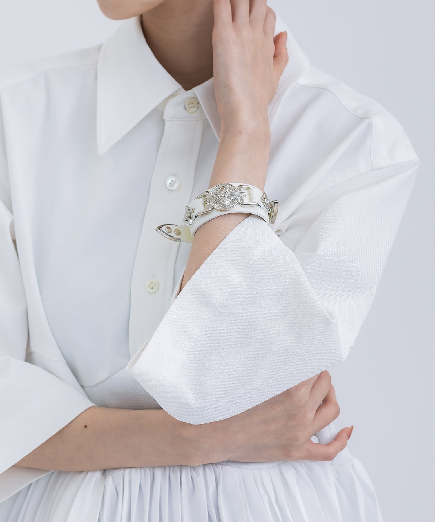 Double buckle leather bangle(FREE WHITE): TOGA PULLA: WOMENS 