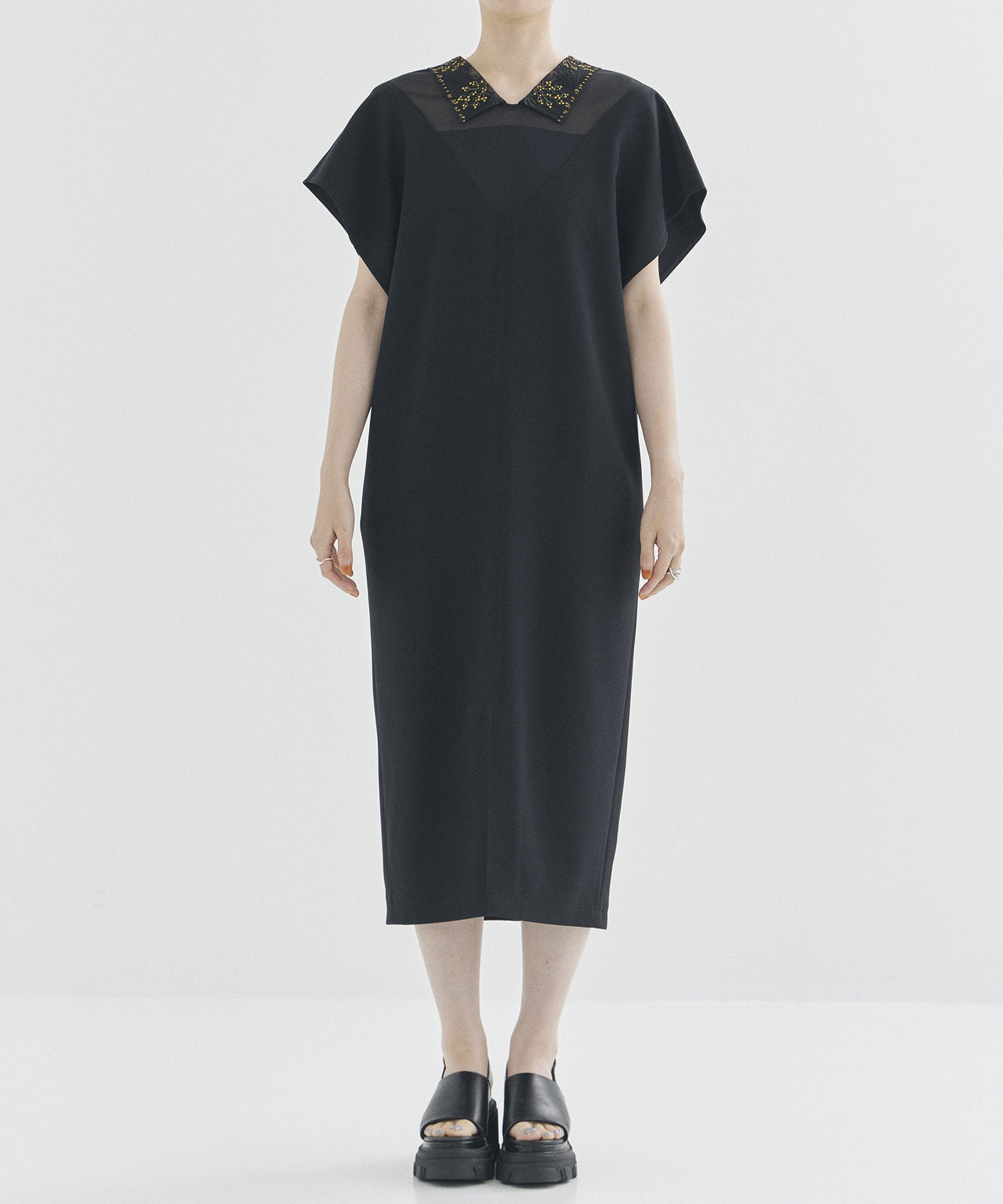 narrow emb.collar dress LOKITHO