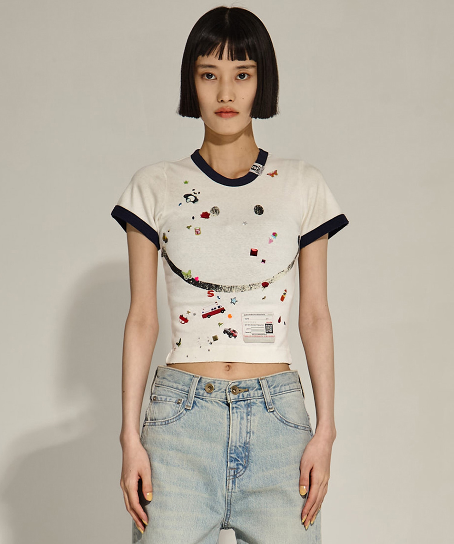 SMILY FACE PRINTED STICKER MINI TEE Maison MIHARA YASUHIRO