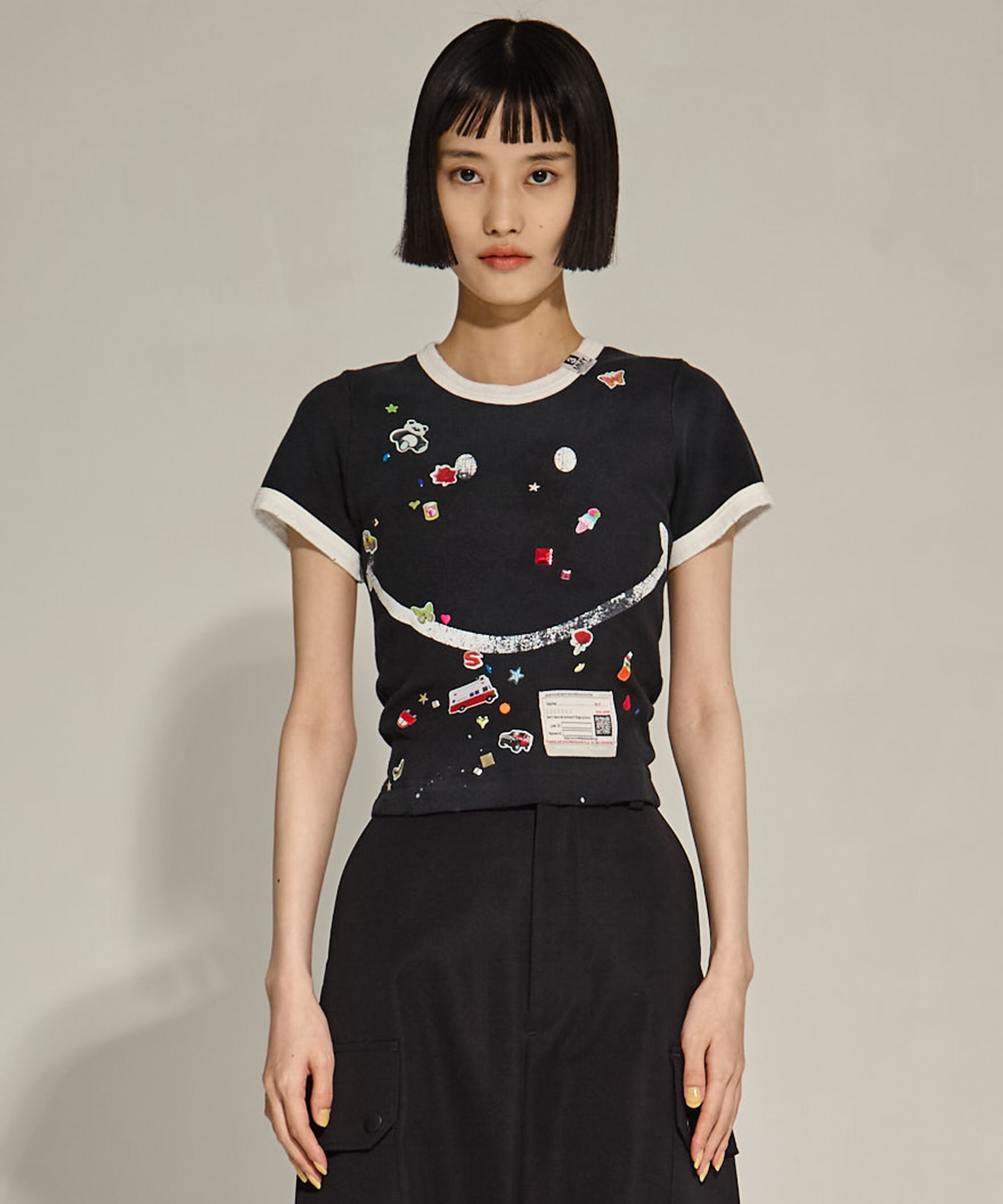 SMILY FACE PRINTED STICKER MINI TEE Maison MIHARA YASUHIRO