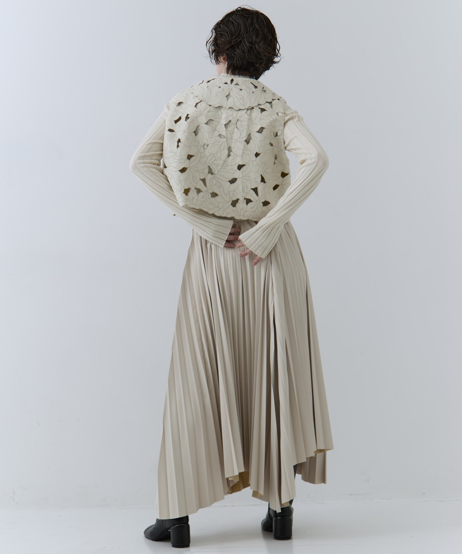 UND LACE CUTWORK VEST　TOP AMERI