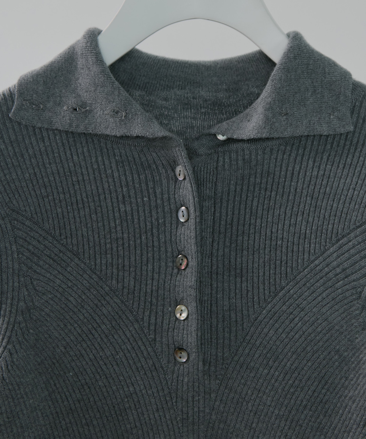 UND HIGH NECK BUTTON KNIT TOP AMERI