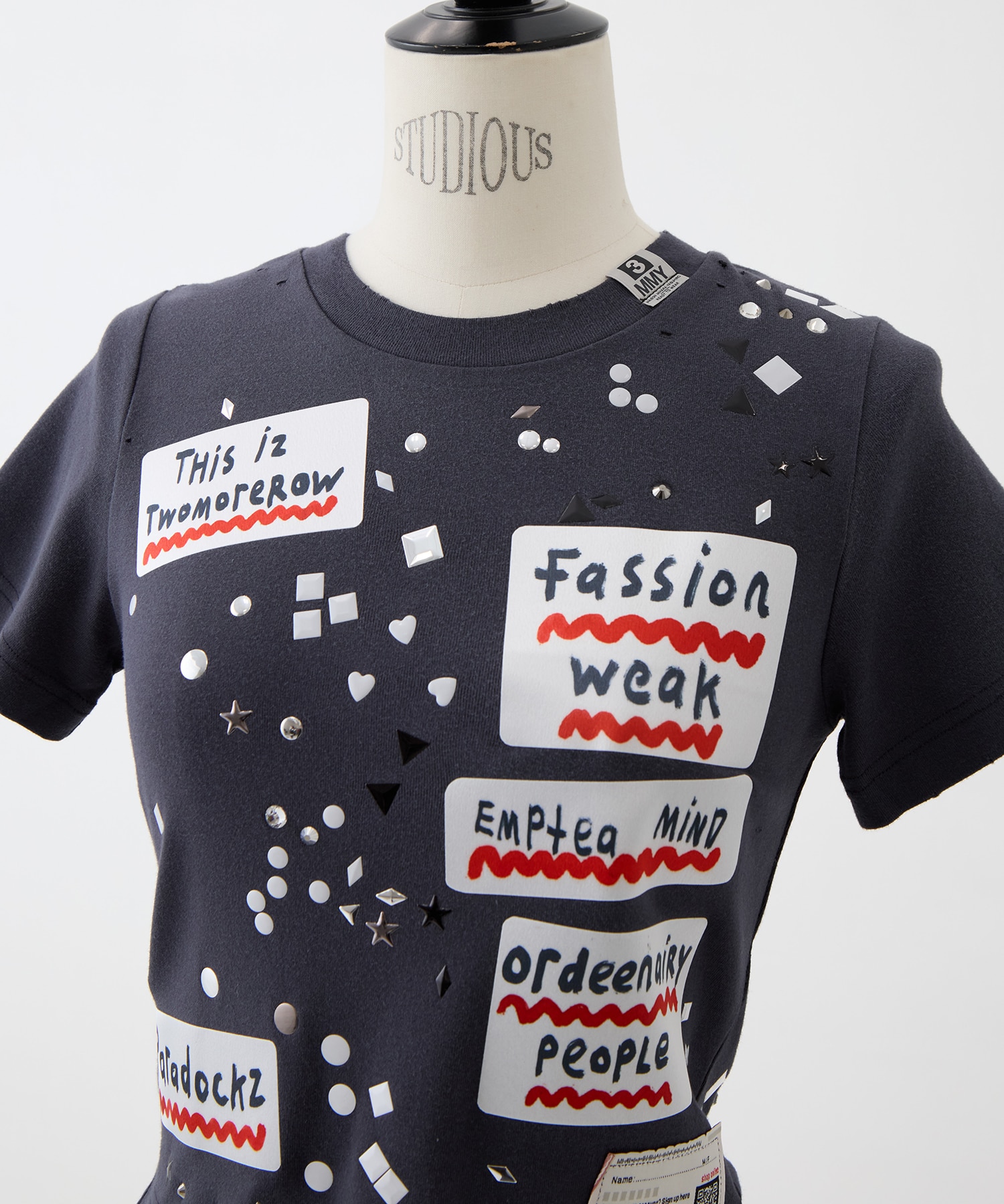 EMBELLISHED STICKER TEE Maison MIHARA YASUHIRO