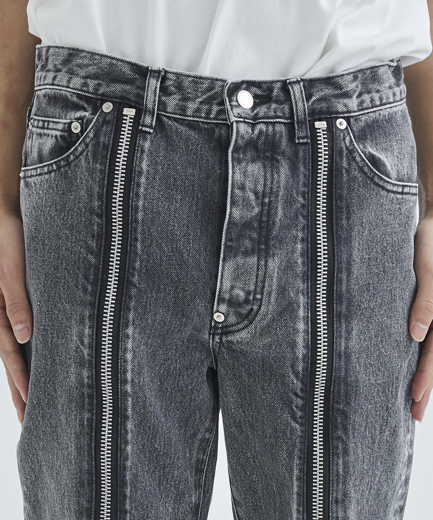 WASHED DENIM ZIPPED PANTS | JOHN LAWRENCE SULLIVAN