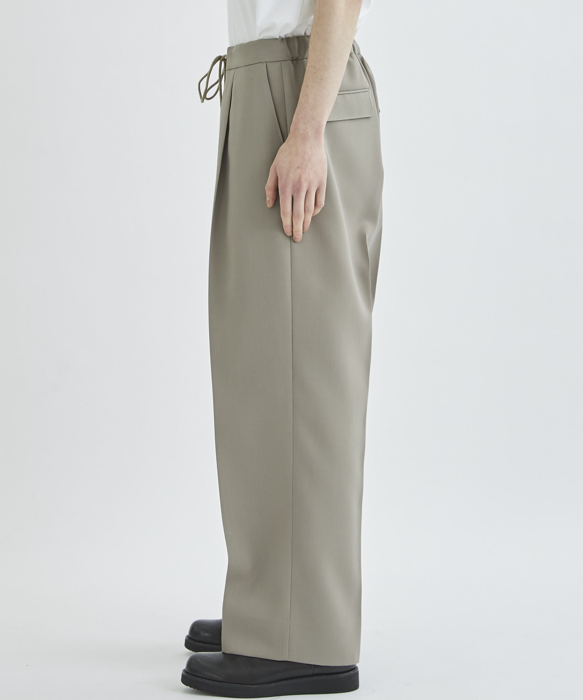 THE EASY SLACKS WIDE(46 GREY BEIGE): THE RERACS: MENS｜ STUDIOUS