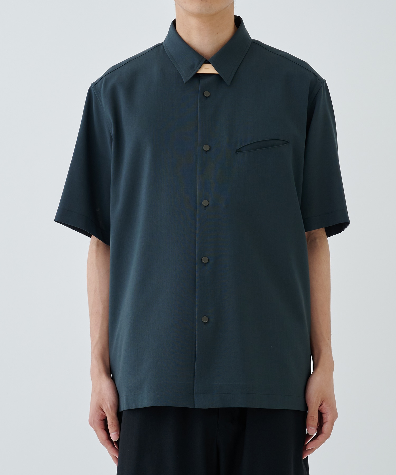 〈別注〉SHORT-SLEEVED SHIRT WITH LEATHER TAB IRENISA