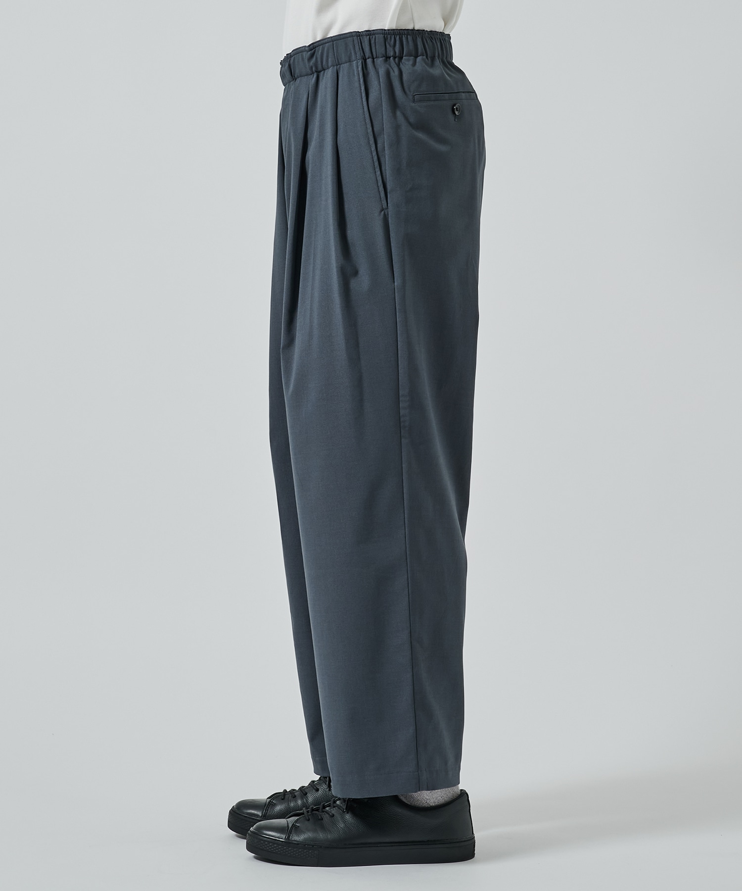 別注〉TWO TUCK EASY TROUSERS | MARKA MARKAWARE 別注〉TWO TUCK EASY TROUSERS | MARKA MARKAWARE