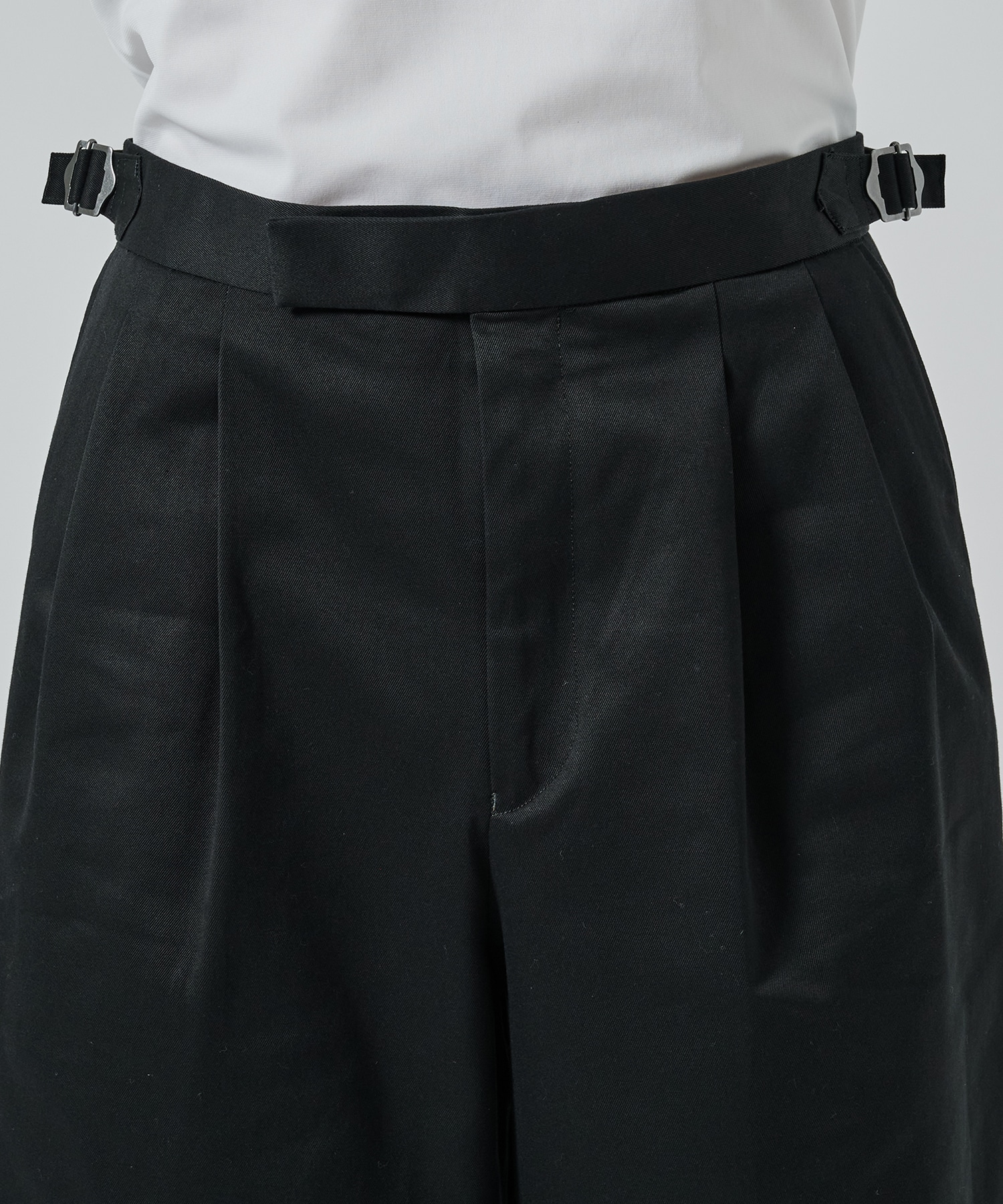 TWO TUCK CROPPED TROUSERS MARKAWARE/marka