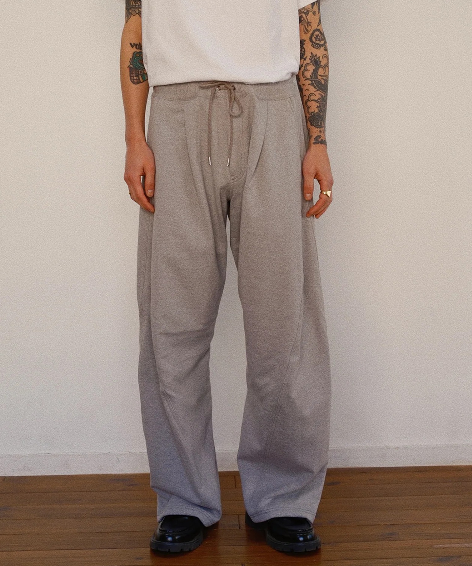 3D cutting sweat pants KHOKI
