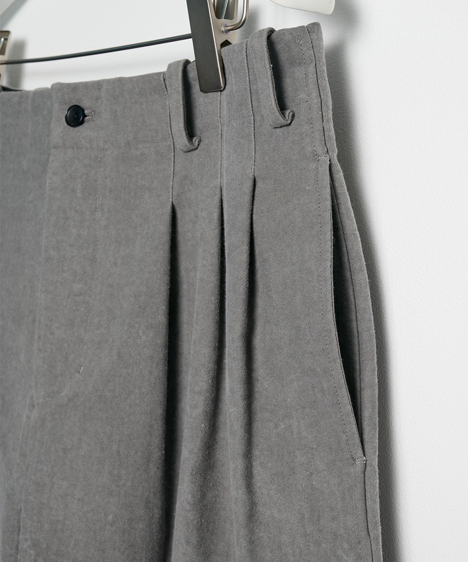 3 Tucks Tapered Pants AXIS