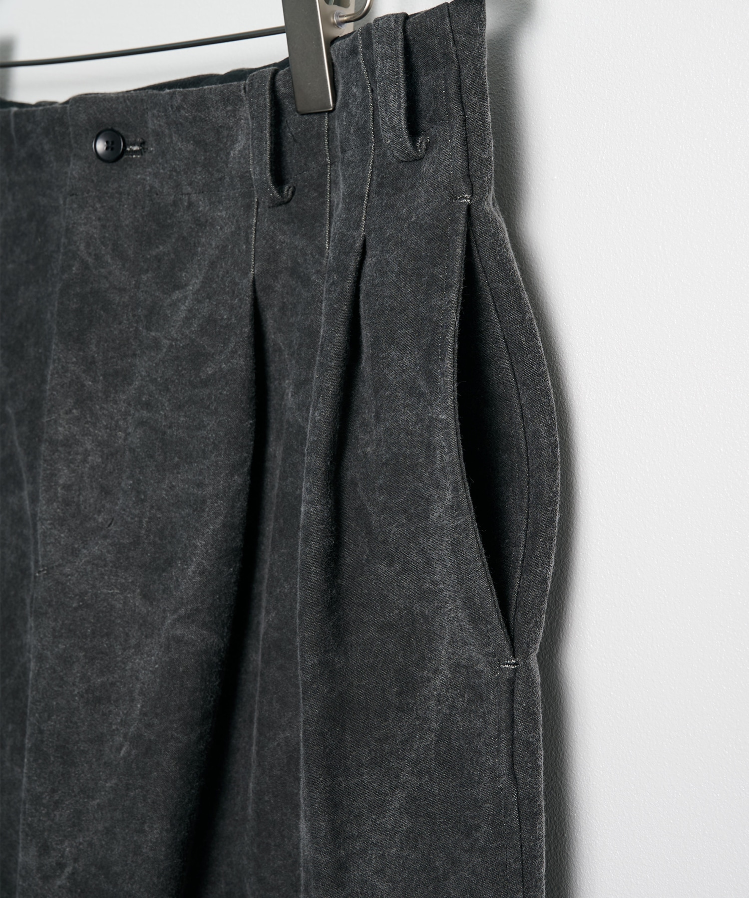 3 Tucks Tapered Pants AXIS