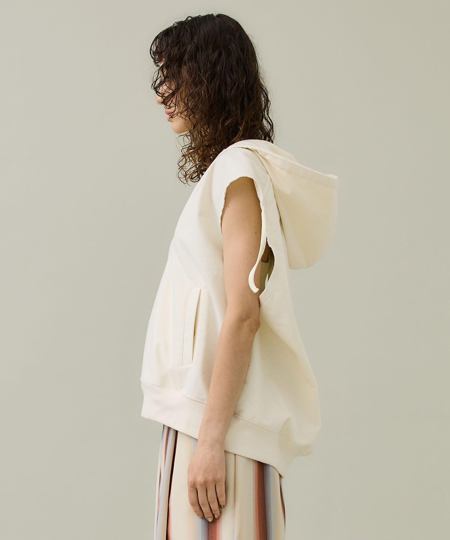 PAPER URAKE SLEEVELESS HOODIE｜STUDIOUS